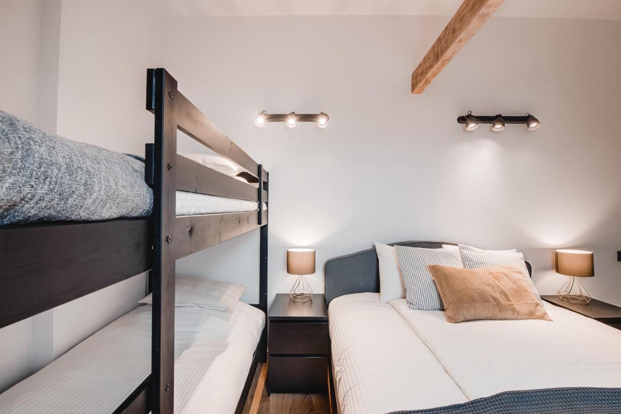 Big Design Apt - Sleeps 12 - Best Location Riga Exterior foto