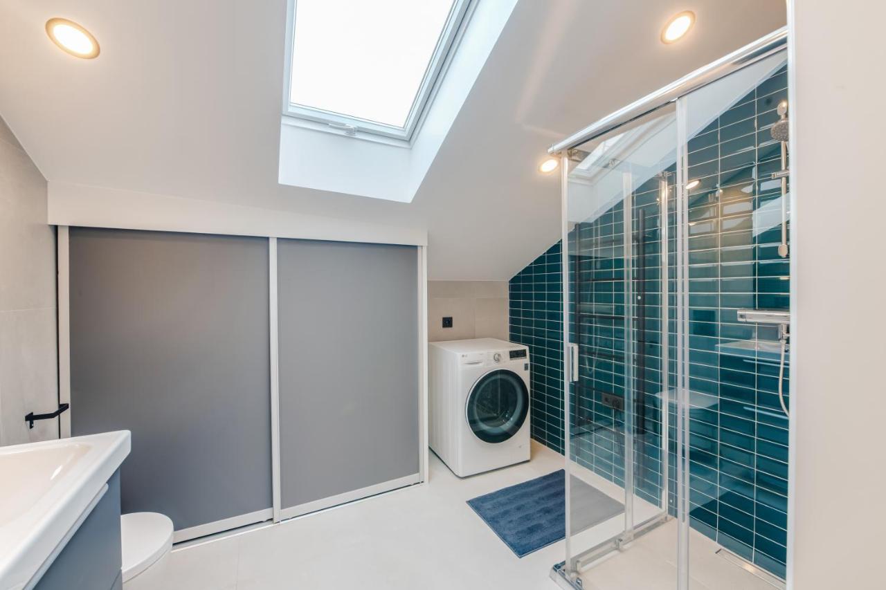 Big Design Apt - Sleeps 12 - Best Location Riga Exterior foto